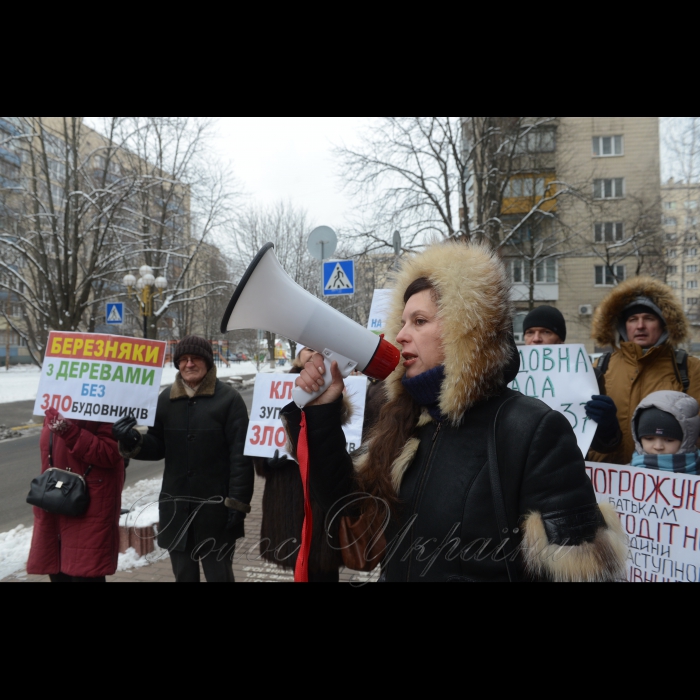 Пікетування Генеральної Прокуратури України громадянами проти багатьох забудов м. Києва. Активісти прийшли до Генерального прокурора України Юрія Луценка, щоб донести інформацію про дії забудовників по всьому місту і вимагали здійснення прокурорського реагування по відкритих кримінальних провадженнях, оскільки слідство затягується і злочинці залишаються безкарними. Організатор: ГО 