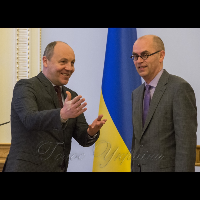 15 лютого 2018 зустріч Голови Верховної Ради України Андрія Парубія з групою експертів Міжнародного Валютного Фонду (МВФ). Голова Верховної Ради України Андрій Парубій та керівник місії МВФ в Україні Рон ВАН РОДЕН.