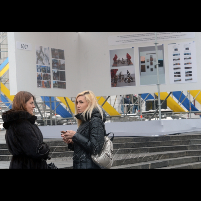 16 лютого 2018 виставка проектів Міжнародного відкритого архітектурного конкурсу на кращу проекту пропозицію в номінації «Меморіал Героїв Небесної Сотні».
На майдані Незалежності. До участі у конкурсі надійшло понад шістдесят заявок  з 12 країн світу та з України, з яких було відібрано 28 робіт у двох номінаціях – і для Меморіалу, і для Музею. Уже наступного тижня,  20 лютого 2018 року, авторитетне журі визначить переможця  в номінації «Меморіал Героїв».