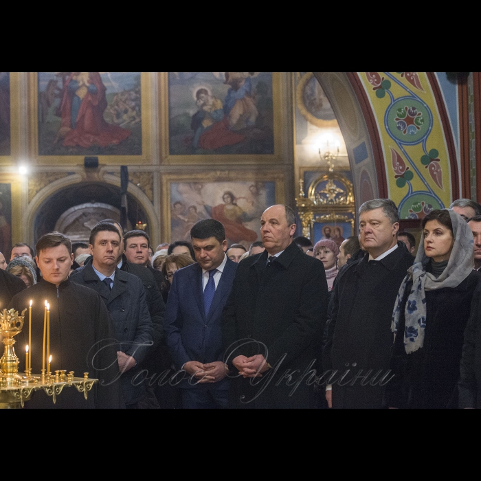 20 лютого 2018 Голова ВР Андрій Парубій, Президент України Петро Порошенко, Прем’єр-міністр Володимир Гройсман, Голова Української православної церкви Київського патріархату, Патріарх Київський і всієї Руси-України Філарет під час молебню за загиблими Героями Небесної Сотні в Михайлівському соборі.