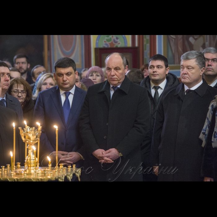 20 лютого 2018 Голова ВР Андрій Парубій, Президент України Петро Порошенко, Прем’єр-міністр Володимир Гройсман, Голова Української православної церкви Київського патріархату, Патріарх Київський і всієї Руси-України Філарет під час молебню за загиблими Героями Небесної Сотні в Михайлівському соборі.