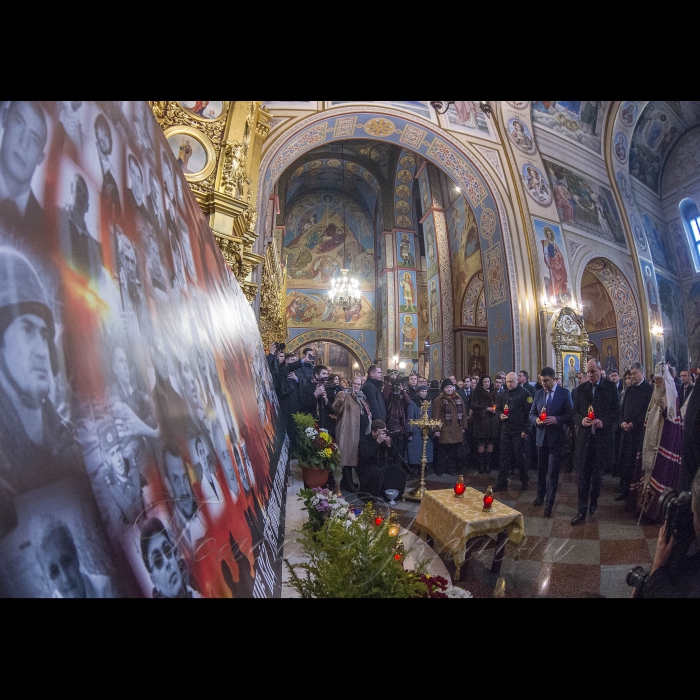 20 лютого 2018 Голова ВР Андрій Парубій, Президент України Петро Порошенко, Прем’єр-міністр Володимир Гройсман, Голова Української православної церкви Київського патріархату, Патріарх Київський і всієї Руси-України Філарет під час молебню за загиблими Героями Небесної Сотні в Михайлівському соборі.