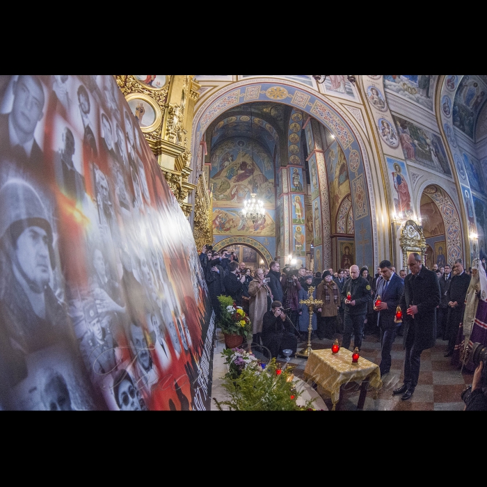 20 лютого 2018 Голова ВР Андрій Парубій, Президент України Петро Порошенко, Прем’єр-міністр Володимир Гройсман, Голова Української православної церкви Київського патріархату, Патріарх Київський і всієї Руси-України Філарет під час молебню за загиблими Героями Небесної Сотні в Михайлівському соборі.