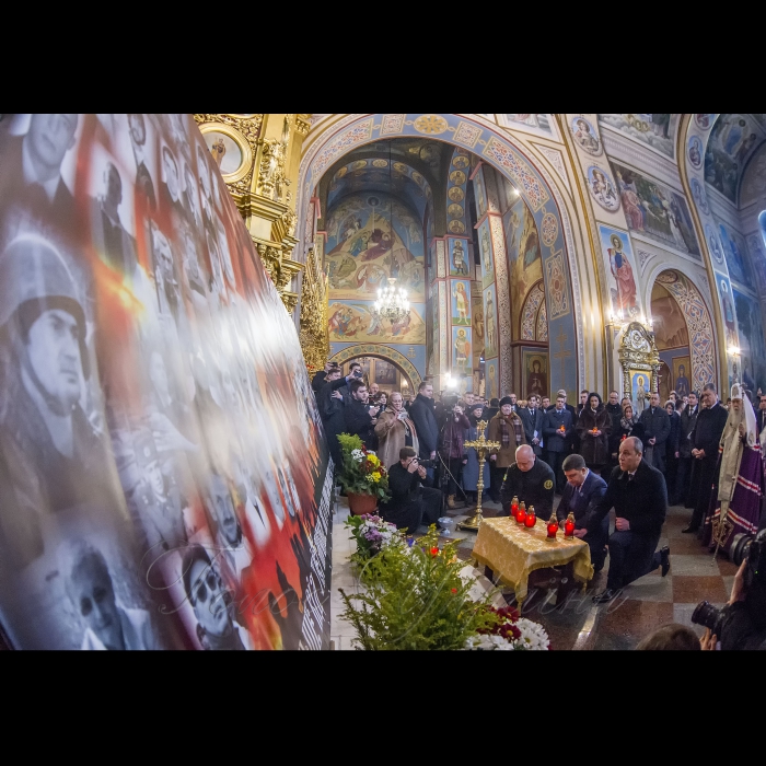 20 лютого 2018 Голова ВР Андрій Парубій, Президент України Петро Порошенко, Прем’єр-міністр Володимир Гройсман, Голова Української православної церкви Київського патріархату, Патріарх Київський і всієї Руси-України Філарет під час молебню за загиблими Героями Небесної Сотні в Михайлівському соборі.