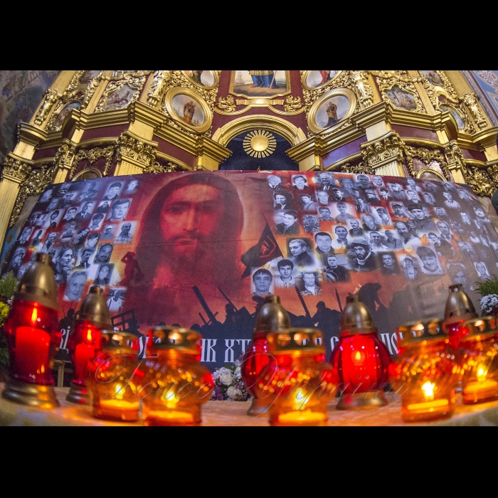20 лютого 2018 Голова ВР Андрій Парубій, Президент України Петро Порошенко, Прем’єр-міністр Володимир Гройсман, Голова Української православної церкви Київського патріархату, Патріарх Київський і всієї Руси-України Філарет під час молебню за загиблими Героями Небесної Сотні в Михайлівському соборі.