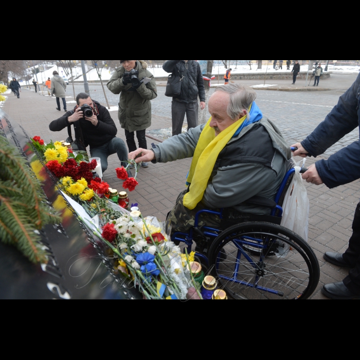 20 лютого 2018 Прем’єр-міністр України Володимир Гройсман спільно з Головою Верховної Ради України Андрієм Парубієм вшанували пам’ять загиблих під час подій Революції Гідності 2013-2014 років. Глава Уряду та Глава Парламенту поклали квіти до Хреста Героям Небесної Сотні.