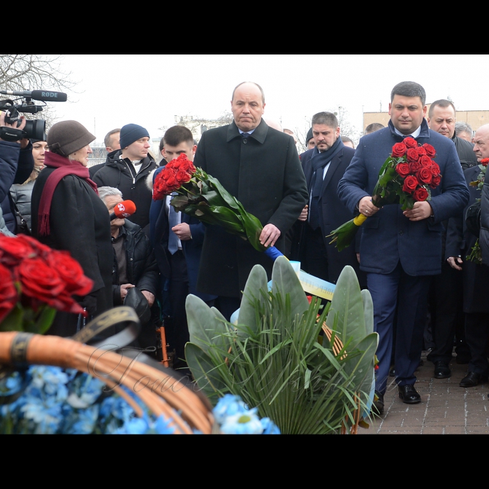 20 лютого 2018 Прем’єр-міністр України Володимир Гройсман спільно з Головою Верховної Ради України Андрієм Парубієм вшанували пам’ять загиблих під час подій Революції Гідності 2013-2014 років. Глава Уряду та Глава Парламенту поклали квіти до Хреста Героям Небесної Сотні.