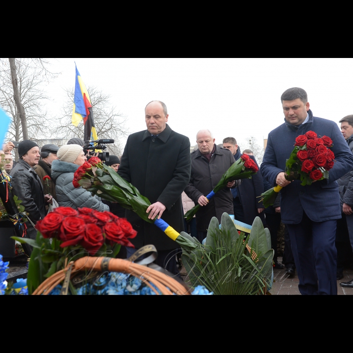 20 лютого 2018 Прем’єр-міністр України Володимир Гройсман спільно з Головою Верховної Ради України Андрієм Парубієм вшанували пам’ять загиблих під час подій Революції Гідності 2013-2014 років. Глава Уряду та Глава Парламенту поклали квіти до Хреста Героям Небесної Сотні.