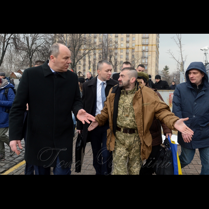 20 лютого 2018 Прем’єр-міністр України Володимир Гройсман спільно з Головою Верховної Ради України Андрієм Парубієм вшанували пам’ять загиблих під час подій Революції Гідності 2013-2014 років. Глава Уряду та Глава Парламенту поклали квіти до Хреста Героям Небесної Сотні.