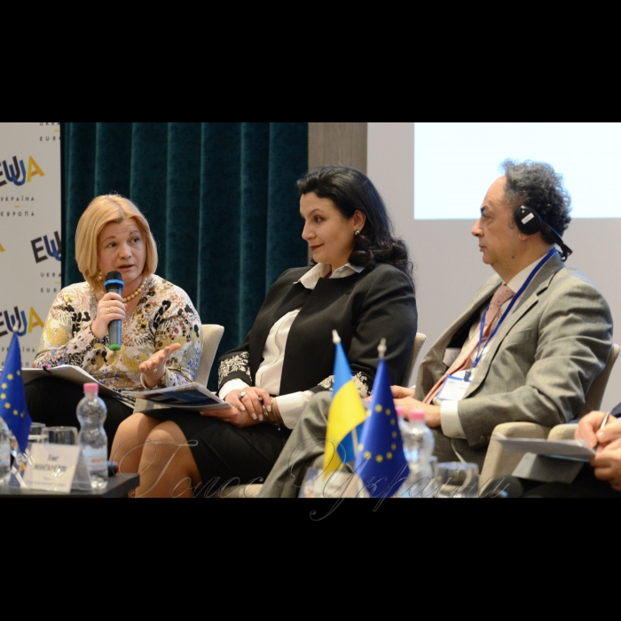 23 лютого 2018 перший заступник Голови Верховної Ради України Ірина Геращенко взяла участь у конференції «Підсумки імплементації угоди про асоціацію між Україною і Європейським Союзом за 2017 рік та подальші плани».
Під час конференції було представлено Звіт щодо виконання Угоди про асоціацію Україна – ЄС у 2017 році.
Перший заступник Голови Верховної Ради України Ірина Геращенко, віце-прем'єр-міністр з питань європейської та євроатлантичної інтеграції України Іванна Климпуш-Цинцадзе та Голова Представництва Європейського Союзу в Україні Хюґ Мінґареллі.