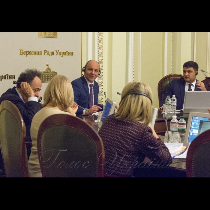 28 лютого 2018 Голова Верховної Ради України Андрій Парубій і Прем’єр-міністр України Володимир Гройсман презентували дорожню карту пріоритетних законопроектів у сфері євроінтеграції України.
Хьюг Мінгареллі Глава представництва ЄС в Україні, Голова Верховної Ради України Андрій Парубій, Прем’єр-міністр України Володимир Гройсман.