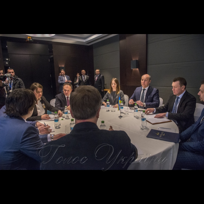 02 березня 2018 візит Голови Верховної Ради України Андрія Парубія до Республіки Молдова для участі у Міжпарламентській конференції «Грузія, Молдова і Україна: Східне партнерство та сучасні виклики безпеці. Спільна заява спікерів
Спікер Парламенту Грузії Іраклій Кобахідзе, Спікер Парламенту Республіки Молдова Андріану Канду, Голова Верховної Ради України Андрій Парубій.