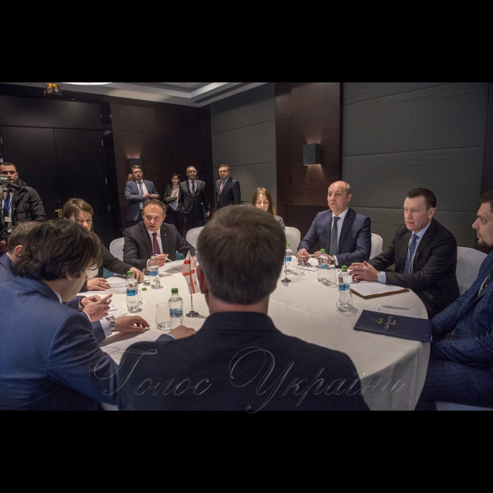 02 березня 2018 візит Голови Верховної Ради України Андрія Парубія до Республіки Молдова для участі у Міжпарламентській конференції «Грузія, Молдова і Україна: Східне партнерство та сучасні виклики безпеці. Спільна заява спікерів
Спікер Парламенту Грузії Іраклій Кобахідзе, Спікер Парламенту Республіки Молдова Андріану Канду, Голова Верховної Ради України Андрій Парубій.
