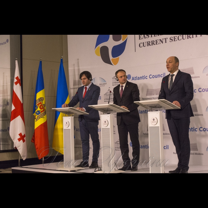 02 березня 2018 візит Голови Верховної Ради України Андрія Парубія до Республіки Молдова для участі у Міжпарламентській конференції «Грузія, Молдова і Україна: Східне партнерство та сучасні виклики безпеці. Спільна заява спікерів
Спікер Парламенту Грузії Іраклій Кобахідзе, Спікер Парламенту Республіки Молдова Андріану Канду, Голова Верховної Ради України Андрій Парубій.