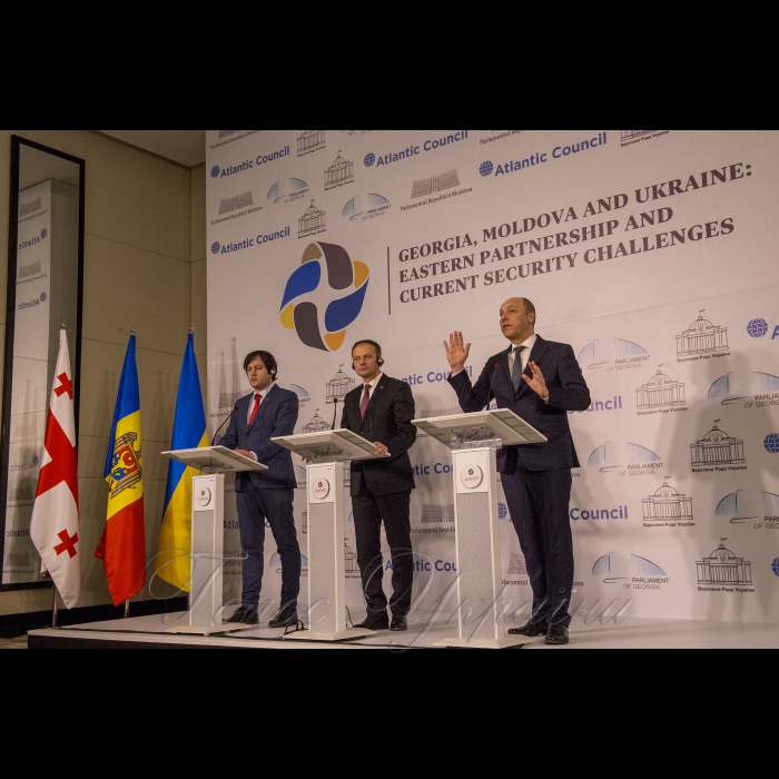 02 березня 2018 візит Голови Верховної Ради України Андрія Парубія до Республіки Молдова для участі у Міжпарламентській конференції «Грузія, Молдова і Україна: Східне партнерство та сучасні виклики безпеці. Спільна заява спікерів
Спікер Парламенту Грузії Іраклій Кобахідзе, Спікер Парламенту Республіки Молдова Андріану Канду, Голова Верховної Ради України Андрій Парубій.