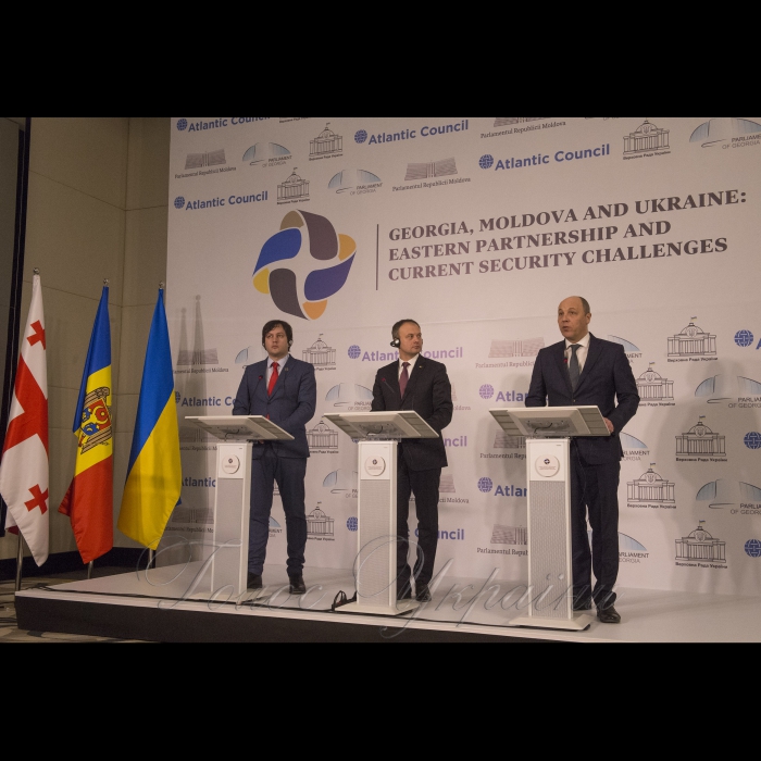 02 березня 2018 візит Голови Верховної Ради України Андрія Парубія до Республіки Молдова для участі у Міжпарламентській конференції «Грузія, Молдова і Україна: Східне партнерство та сучасні виклики безпеці. Спільна заява спікерів
Спікер Парламенту Грузії Іраклій Кобахідзе, Спікер Парламенту Республіки Молдова Андріану Канду, Голова Верховної Ради України Андрій Парубій.