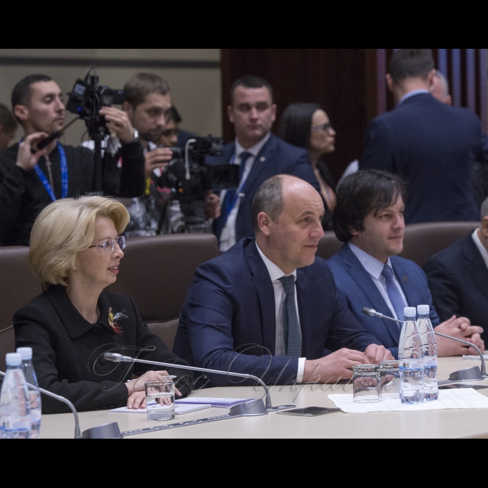 Візит Голови Верховної Ради України Андрія Парубія до Республіки Молдова для участі у Міжпарламентській конференції 
Спільна зустріч керівників делегацій країн – учасниць Конференції зі Спікером Парламенту Республіки Молдова А. Канду. Спікер Парламенту Республіки Латвія Інара Мурнієце, Голова Верховної Ради України Андрій Парубій , Спікер Парламенту Грузії Іраклія Кобахідзе
