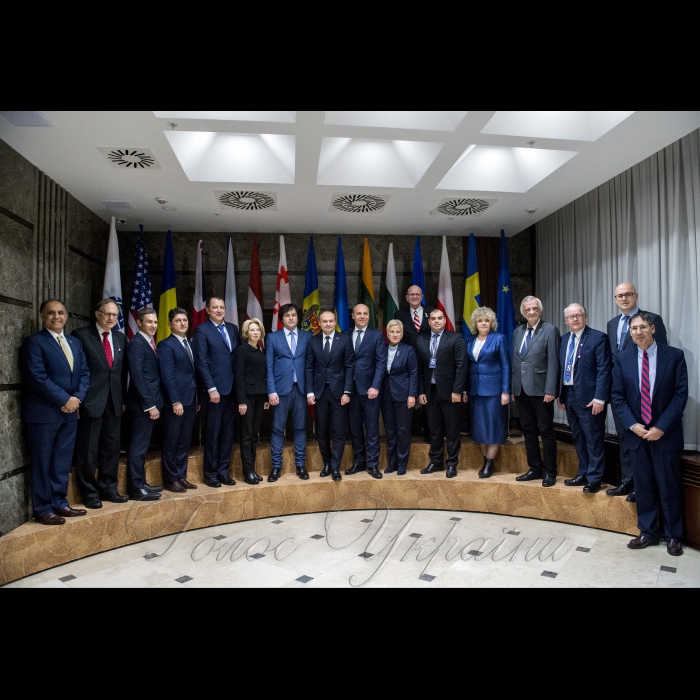 Візит Голови Верховної Ради України Андрія Парубія до Республіки Молдова для участі у Міжпарламентській конференції. Спільна зустріч керівників делегацій країн – учасниць Конференції зі Спікером Парламенту Республіки Молдова А. Канду. Спікер Парламенту Республіки Латвія Інара Мурнієце, Голова Верховної Ради України Андрій Парубій , Спікер Парламенту Грузії Іраклія Кобахідзе


