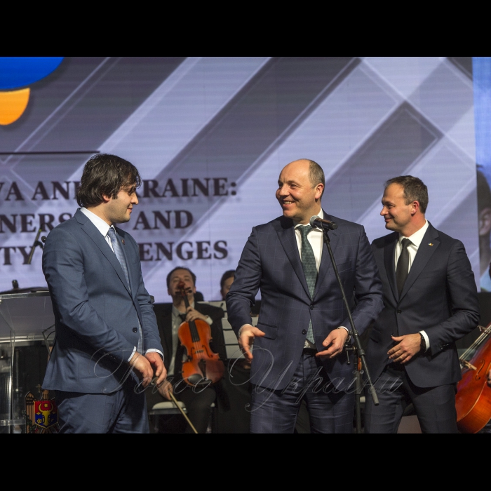 Візит Голови Верховної Ради України Андрія Парубія до Республіки Молдова для участі у Міжпарламентській конференції. Голова Верховної Ради України Андрій Парубій взяв участь у офіційній гала-вечері. Спікер Парламенту Грузії Іраклія Кобахідзе, Голова Верховної Ради України Андрій Парубій, Спікер Парламенту Республіки Молдова Андріану Канду 
