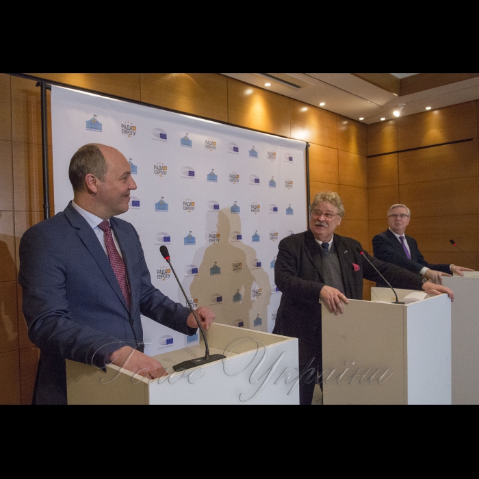 06 березня 2018 прес-конференція Голови Верховної Ради Андрія Парубія, Уповноваженого у справах України члена Європейського Парламенту Ельмара Брока та керівника Місії Європейського Парламенту з оцінки потреб Верховної Ради України Пета Кокса.