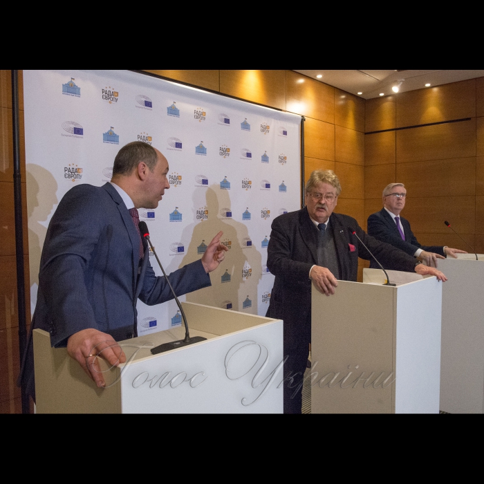 06 березня 2018 прес-конференція Голови Верховної Ради Андрія Парубія, Уповноваженого у справах України члена Європейського Парламенту Ельмара Брока та керівника Місії Європейського Парламенту з оцінки потреб Верховної Ради України Пета Кокса.