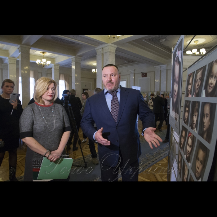 13 березня 2018 Перший заступник Голови Верховної Ради України Ірина Геращенко взяла участь у презентації календаря «Погляд майбутнього» на 2018 рік громадської організації «Серця Кіборгів», яка відбулася у Верховній Раді України.
Перший заступник Голови Верховної Ради України Ірина Геращенко та голова ГО «Серця Кіборгів» Анатолій Свірид (Спартанець).
