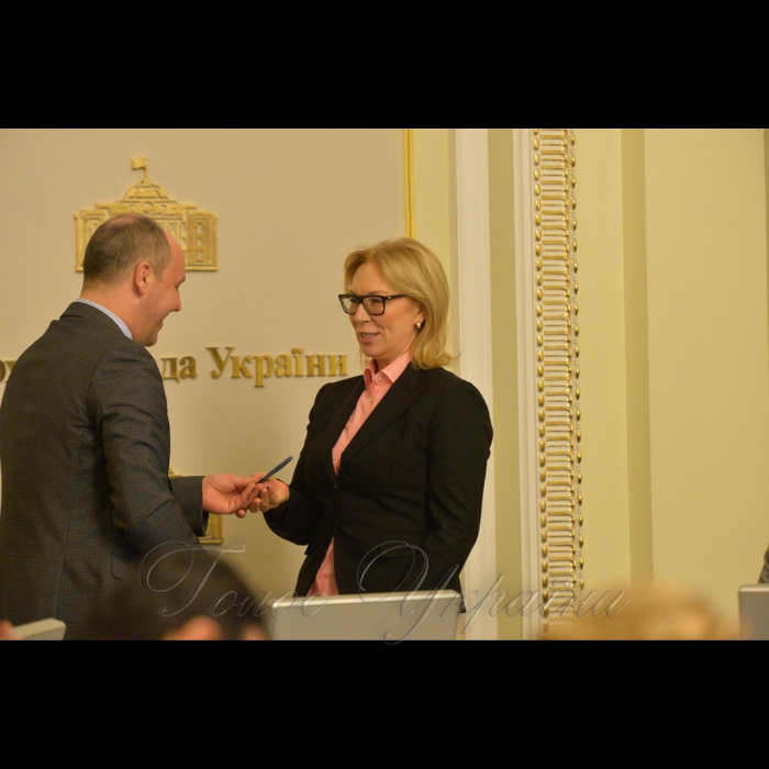 Засідання Погоджувальної ради у Верховній Раді України. Під час погоджувальної ради у ВР Голова ВР України Андрій Парубій вручив посвідчення новообраним – Уповноваженій з прав людини Людмилі Денисовій та Голові рахункової палати Валерію Пацкану.