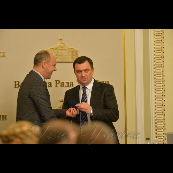 Засідання Погоджувальної ради у Верховній Раді України. Під час погоджувальної ради у ВР Голова ВР України Андрій Парубій вручив посвідчення новообраним – Уповноваженій з прав людини Людмилі Денисовій та Голові рахункової палати Валерію Пацкану.