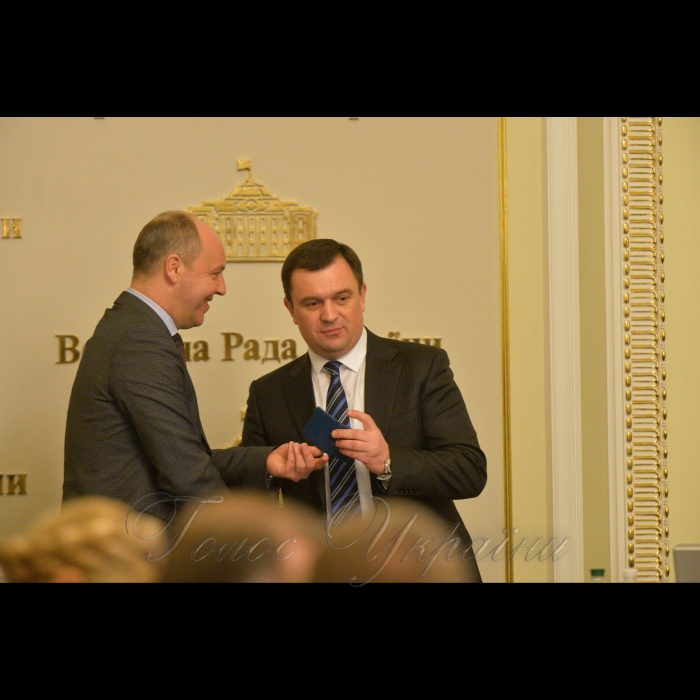 Засідання Погоджувальної ради у Верховній Раді України. Під час погоджувальної ради у ВР Голова ВР України Андрій Парубій вручив посвідчення новообраним – Уповноваженій з прав людини Людмилі Денисовій та Голові рахункової палати Валерію Пацкану.