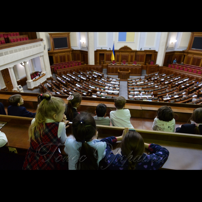 Перший заступник Керівника Апарату- керуючий справами Верховної Ради України Петро Боднар зустрівся з учнями 2-А класу київського ліцею «Інтелект», які відвідали Парламент для ознайомлення з його історією та роботою. За словами батьків, діти виявили бажання побувати у головному законодавчому органі країни після уроків на тему державного устрою України. 