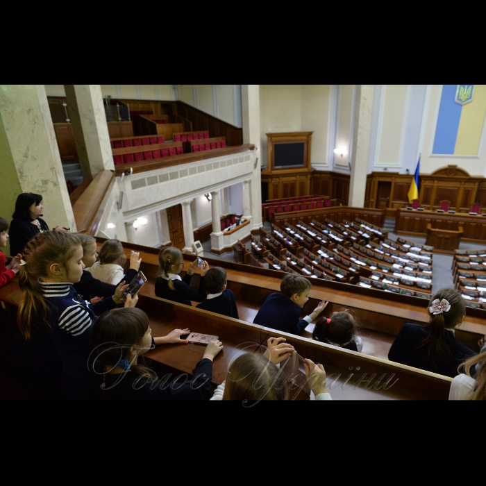 Перший заступник Керівника Апарату- керуючий справами Верховної Ради України Петро Боднар зустрівся з учнями 2-А класу київського ліцею «Інтелект», які відвідали Парламент для ознайомлення з його історією та роботою. За словами батьків, діти виявили бажання побувати у головному законодавчому органі країни після уроків на тему державного устрою України. 