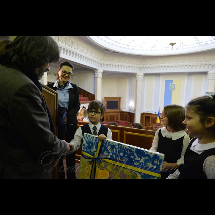 Перший заступник Керівника Апарату- керуючий справами Верховної Ради України Петро Боднар зустрівся з учнями 2-А класу київського ліцею «Інтелект», які відвідали Парламент для ознайомлення з його історією та роботою. За словами батьків, діти виявили бажання побувати у головному законодавчому органі країни після уроків на тему державного устрою України. 