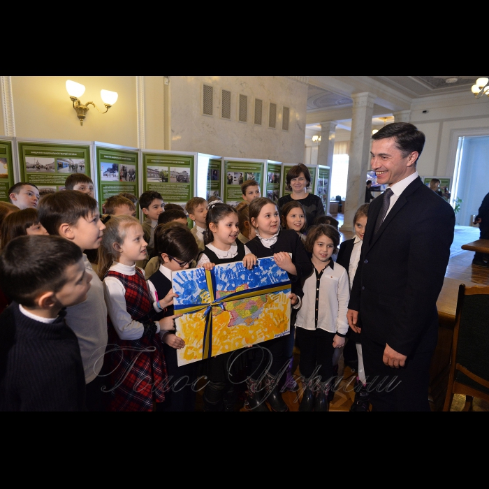 Перший заступник Керівника Апарату- керуючий справами Верховної Ради України Петро Боднар зустрівся з учнями 2-А класу київського ліцею «Інтелект», які відвідали Парламент для ознайомлення з його історією та роботою. За словами батьків, діти виявили бажання побувати у головному законодавчому органі країни після уроків на тему державного устрою України. 