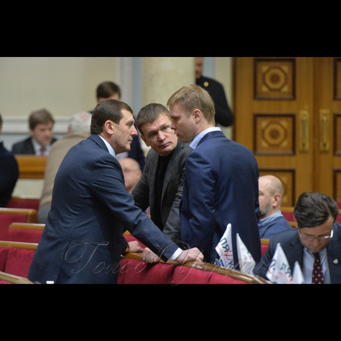 Сесія Верховної Ради України. Василь Петьовка -Воля народу, Роберт Горват -БПП, Валерій Лунченко -НФ