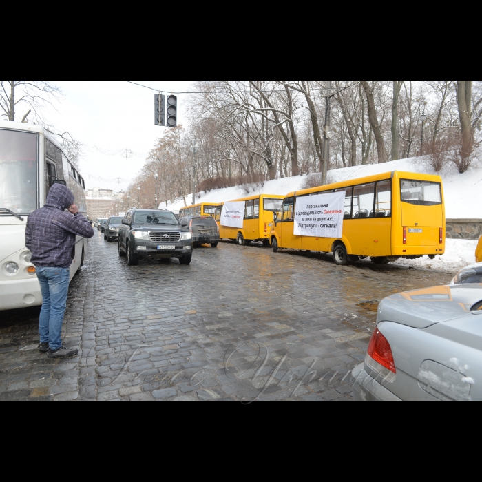 Під час акції працівників транспортних компаній та активістів з критикою Омеляна Володимира Міністра інфраструктури України біля будівлі Кабміну в Києві, 21 березня 2018 р. Представники транспортних компаній з усієї України вимагають зберегти робочі місця, побудувати якісні дороги. Організатори акції мають намір оголосити про початок безстрокової акції протесту