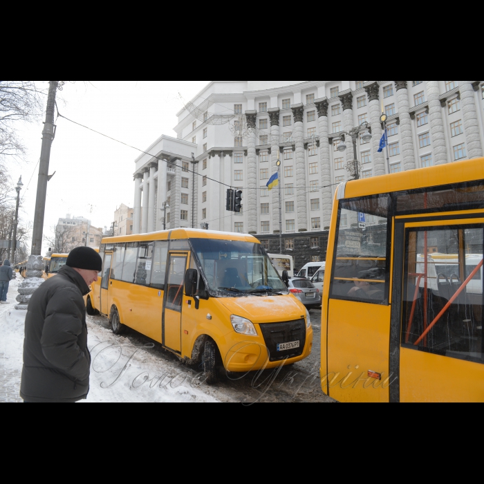 Під час акції працівників транспортних компаній та активістів з критикою Омеляна Володимира Міністра інфраструктури України біля будівлі Кабміну в Києві, 21 березня 2018 р. Представники транспортних компаній з усієї України вимагають зберегти робочі місця, побудувати якісні дороги. Організатори акції мають намір оголосити про початок безстрокової акції протесту