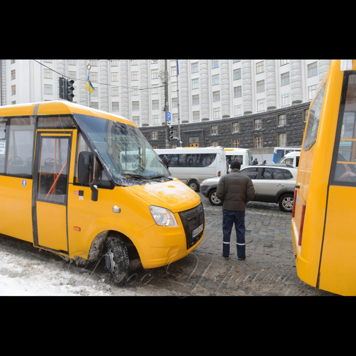 Під час акції працівників транспортних компаній та активістів з критикою Омеляна Володимира Міністра інфраструктури України біля будівлі Кабміну в Києві, 21 березня 2018 р. Представники транспортних компаній з усієї України вимагають зберегти робочі місця, побудувати якісні дороги. Організатори акції мають намір оголосити про початок безстрокової акції протесту