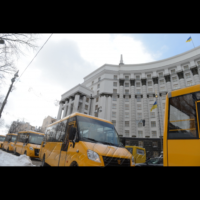 Під час акції працівників транспортних компаній та активістів з критикою Омеляна Володимира Міністра інфраструктури України біля будівлі Кабміну в Києві, 21 березня 2018 р. Представники транспортних компаній з усієї України вимагають зберегти робочі місця, побудувати якісні дороги. Організатори акції мають намір оголосити про початок безстрокової акції протесту