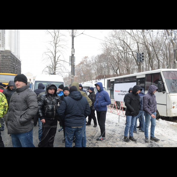 Під час акції працівників транспортних компаній та активістів з критикою Омеляна Володимира Міністра інфраструктури України біля будівлі Кабміну в Києві, 21 березня 2018 р. Представники транспортних компаній з усієї України вимагають зберегти робочі місця, побудувати якісні дороги. Організатори акції мають намір оголосити про початок безстрокової акції протесту