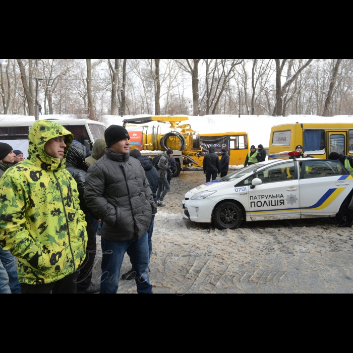 Під час акції працівників транспортних компаній та активістів з критикою Омеляна Володимира Міністра інфраструктури України біля будівлі Кабміну в Києві, 21 березня 2018 р. Представники транспортних компаній з усієї України вимагають зберегти робочі місця, побудувати якісні дороги. Організатори акції мають намір оголосити про початок безстрокової акції протесту