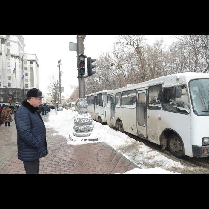 Під час акції працівників транспортних компаній та активістів з критикою Омеляна Володимира Міністра інфраструктури України біля будівлі Кабміну в Києві, 21 березня 2018 р. Представники транспортних компаній з усієї України вимагають зберегти робочі місця, побудувати якісні дороги. Організатори акції мають намір оголосити про початок безстрокової акції протесту