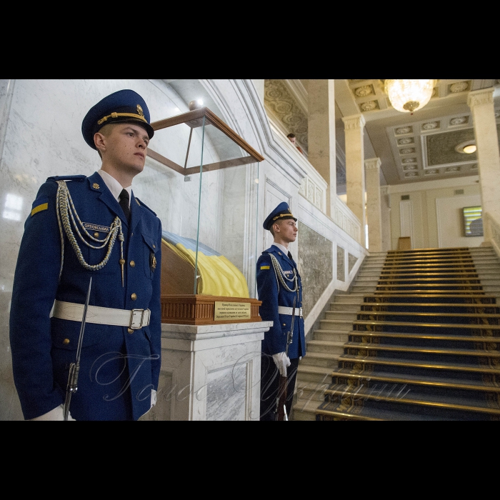 Урочисті заходи з нагоди святкування четвертої річниці з дня створення Національної гвардії України. Церемонія покладання квітів до пам’ятної дошки на честь загиблих воїнів НГУ на Площі Конституції.