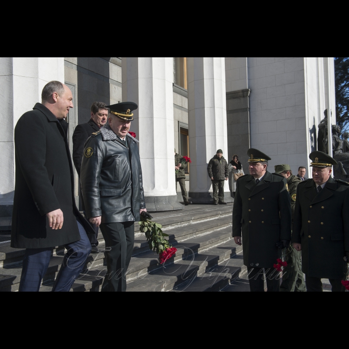 Урочисті заходи з нагоди святкування четвертої річниці з дня створення Національної гвардії України. Церемонія покладання квітів до пам’ятної дошки на честь загиблих воїнів НГУ на Площі Конституції. Голова Верховної Ради України Андрій Парубій, командувач Національної гвардії України генерал-полковник Юрій Аллеров, народні депутати України,