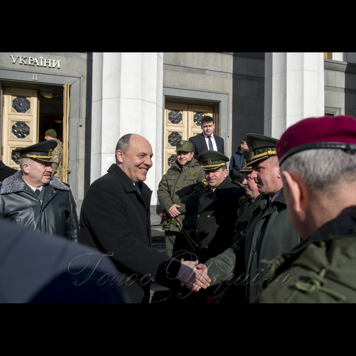 Урочисті заходи з нагоди святкування четвертої річниці з дня створення Національної гвардії України. Церемонія покладання квітів до пам’ятної дошки на честь загиблих воїнів НГУ на Площі Конституції. Голова Верховної Ради України Андрій Парубій, командувач Національної гвардії України генерал-полковник Юрій Аллеров, народні депутати України,
