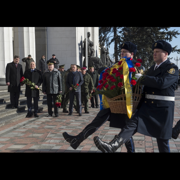 Урочисті заходи з нагоди святкування четвертої річниці з дня створення Національної гвардії України. Церемонія покладання квітів до пам’ятної дошки на честь загиблих воїнів НГУ на Площі Конституції. У заході взяли участь: Голова Верховної Ради України Андрій Парубій, командувач Національної гвардії України генерал-полковник Юрій Аллеров, народні депутати України,
