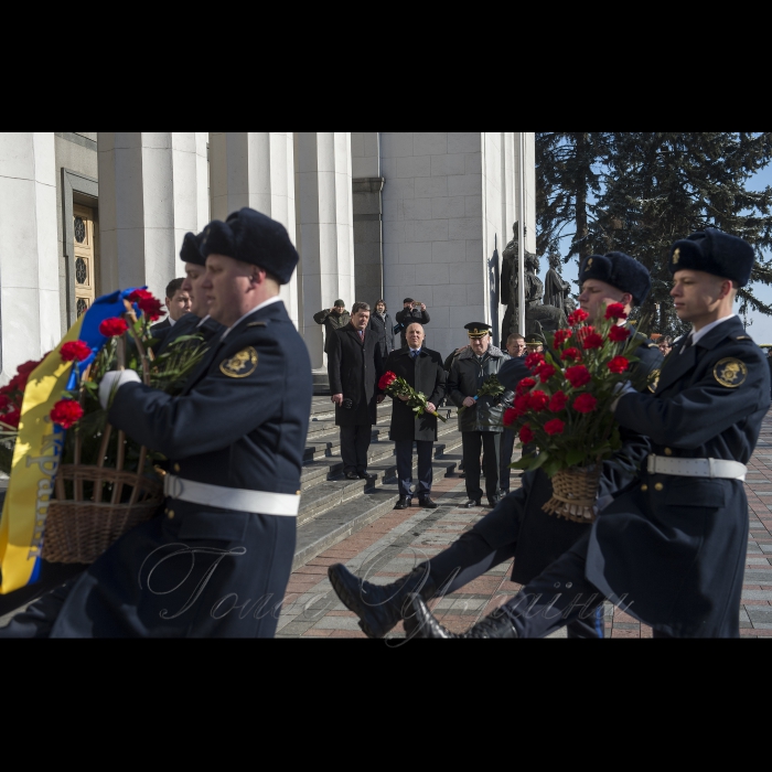 Урочисті заходи з нагоди святкування четвертої річниці з дня створення Національної гвардії України. Церемонія покладання квітів до пам’ятної дошки на честь загиблих воїнів НГУ на Площі Конституції. У заході взяли участь: Голова Верховної Ради України Андрій Парубій, командувач Національної гвардії України генерал-полковник Юрій Аллеров, народні депутати України,