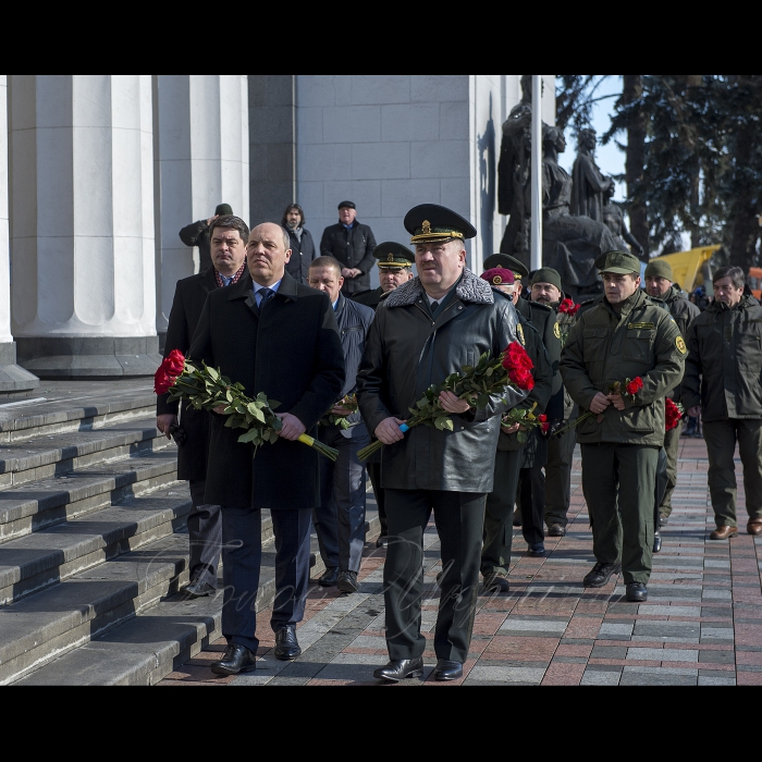 Урочисті заходи з нагоди святкування четвертої річниці з дня створення Національної гвардії України. Церемонія покладання квітів до пам’ятної дошки на честь загиблих воїнів НГУ на Площі Конституції. У заході взяли участь: Голова Верховної Ради України Андрій Парубій, командувач Національної гвардії України генерал-полковник Юрій Аллеров, народні депутати України,
