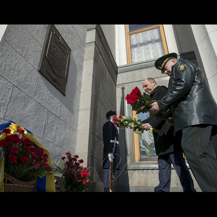 Урочисті заходи з нагоди святкування четвертої річниці з дня створення Національної гвардії України. Церемонія покладання квітів до пам’ятної дошки на честь загиблих воїнів НГУ на Площі Конституції. У заході взяли участь: Голова Верховної Ради України Андрій Парубій, командувач Національної гвардії України генерал-полковник Юрій Аллеров, народні депутати України,