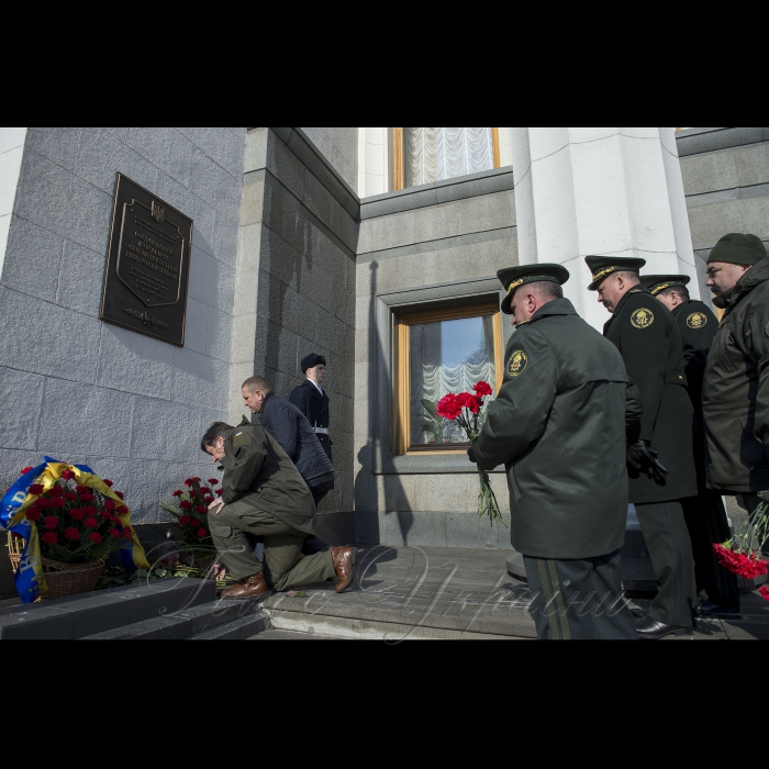 Урочисті заходи з нагоди святкування четвертої річниці з дня створення Національної гвардії України. Церемонія покладання квітів до пам’ятної дошки на честь загиблих воїнів НГУ на Площі Конституції.