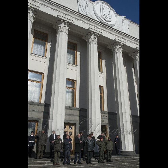 Урочисті заходи з нагоди святкування четвертої річниці з дня створення Національної гвардії України. Церемонія покладання квітів до пам’ятної дошки на честь загиблих воїнів НГУ на Площі Конституції. Голова Верховної Ради України Андрій Парубій, командувач Національної гвардії України генерал-полковник Юрій Аллеров, народні депутати України,